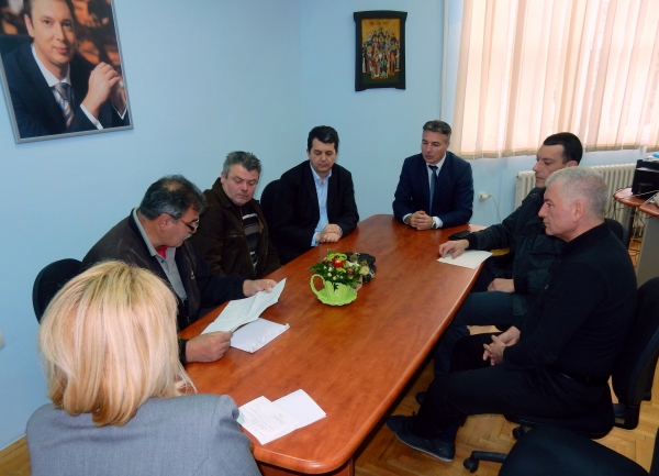 Delegacija sela Krušce u razgovoru sa predsednikom Džunićem