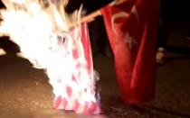 
					Demonstranti u Atini spalili tursku i američku zastavu (VIDEO) 
					
									