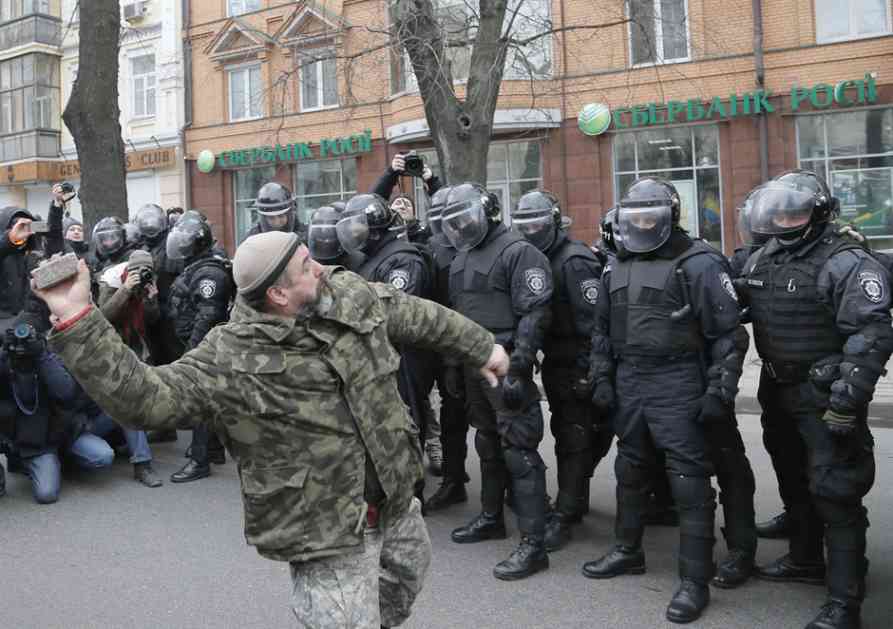 Demonstranti u Kijevu polupali ruske banke!