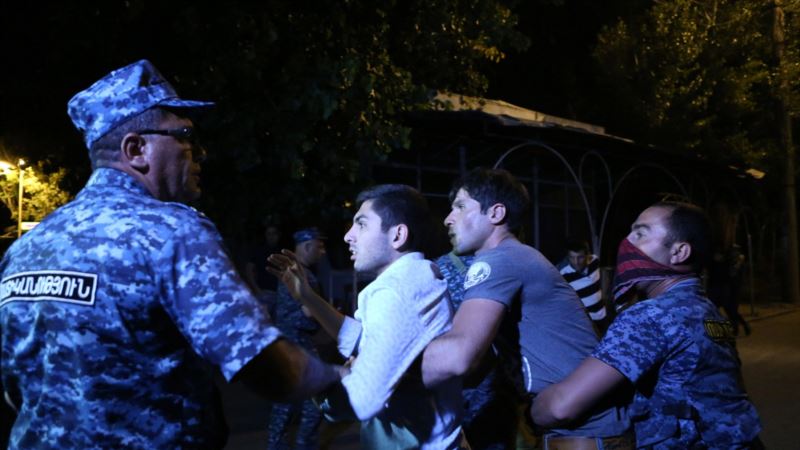 Desetine ranjenih u sukobima policije i demonstranata u Jerevanu