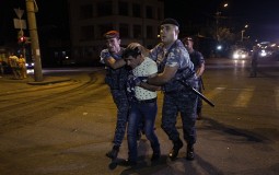 
					Desetine ranjenih u sukobima policije i demonstranata u Jerevanu 
					
									
