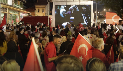 Dežurstvo do jutra: Građani na skupu podrške Turskoj u Sarajevu