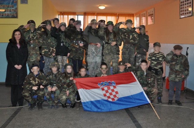 Djeca u Busovači maskirala se u jedinicu Vojske Hrvatske! (FOTO)