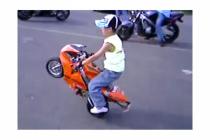 Dječak vozi motor na jednom točku (VIDEO)