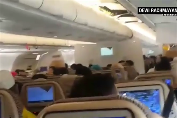 Drama u avionu: Putnici molili Boga za spas! VIDEO