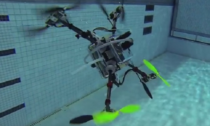 Dron transformers se u trenutku pretvara u podmornicu