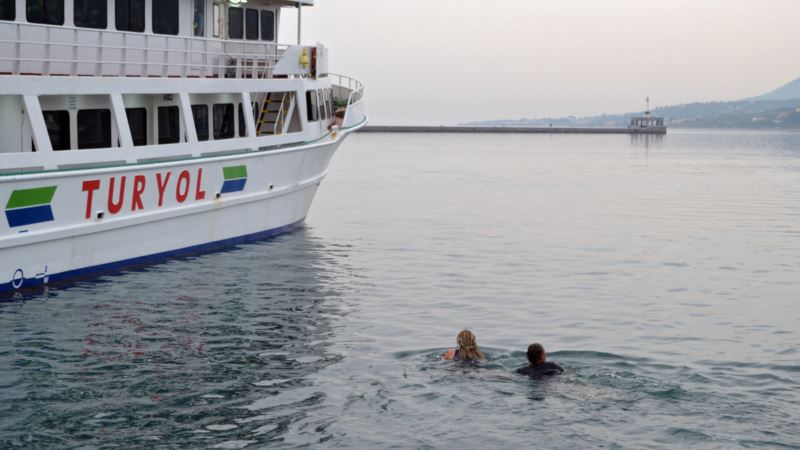 Druga grupa migranata stigla trajektom iz Grčke u Tursku