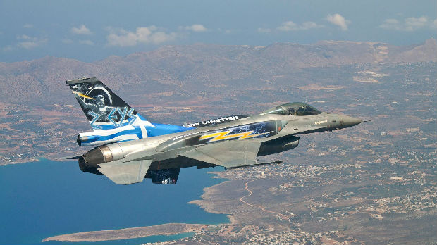 Dva grčka F-16 presrela boing 767