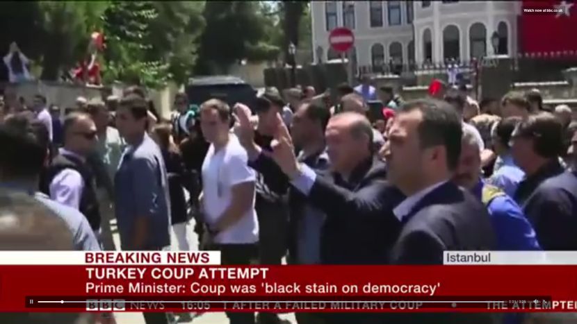 ERDOGAN POBEDNIČKI POZDRAVLJA NAROD U ISTANBULU: Turci oduševljeni, mašu mu i pružaju mu ruke! (VIDEO)