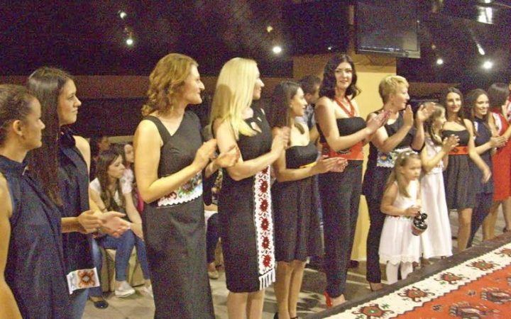 ETNO GLAMUR: Novinarke nosile haljine sa motivima pirotskog ćilima