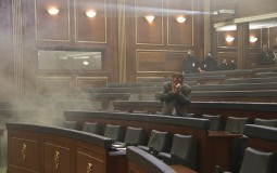 
					EU: Zabrinjavajuće scene iz Skupštine Kosova 
					
									