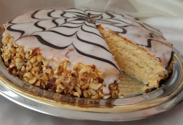Esterhazi torta: Fina i ukusna poslastica s bademima i lešnicima