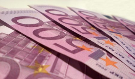 Evro na sedmičnom nivou ojačao tri odsto prema dolaru