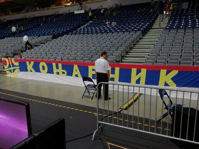 FIBA uporno tera po svom u Areni, srpski navijači ne mogu da okače zastave!? (foto)