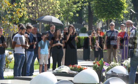 (FOTO) 40 DANA BEZ MANDE: Neutešna porodica i prijatelji okupili se na Novom groblju