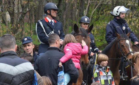 (FOTO) AKCIJA POLICAJAC U ZAJEDNICI: Ovako su se deca i građani družili sa policijom na Voždovcu