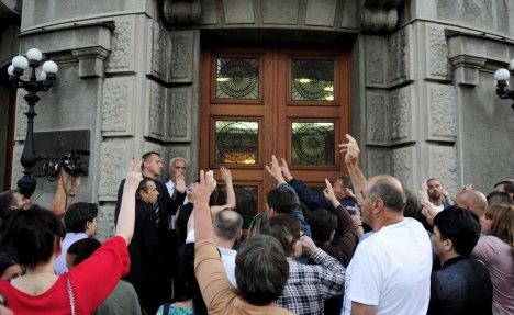 (FOTO) GUŽVA NA ULAZU U VLADU SRBIJE: Vučić danas 12 sati razgovara sa građanima, u redu čeka 5.000 