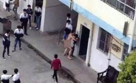 (FOTO) HOROR U ŠKOLSKOM DVORIŠTU: Nastavnik se skinuo go i pokušao da siluje učenicu