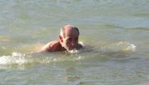 FOTO: Iskoristili novembarski dan za kupanje u Drini