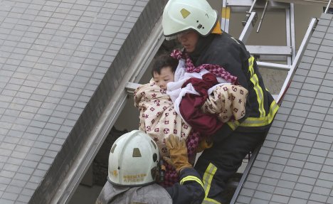 (FOTO) JAČI OD SMRTI: Mališani živi izvučeni ispod ruševina posle zemljotresa u Tajvanu
