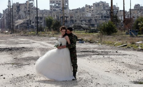 (FOTO) LJUBAV POBEDILA RAT: Sirijski par se venčao pred ruševinama Homsa