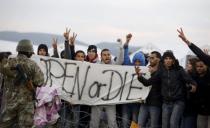 (FOTO) NEREDI U ĐEVĐELIJI: Migranti hoće da probiju granicu, žele što pre u Nemačku