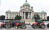 (FOTO) PAORI POD POLICIJSKOM PRATNJOM: 10 traktora i Čanak stigli ispred Skupštine