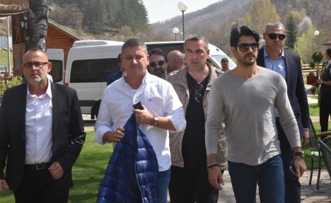 (FOTO) SRPKINJE ODLEPILE ZA BALI-BEGOM: Pogledajte kako je turski glumac stigao u Novi Pazar!