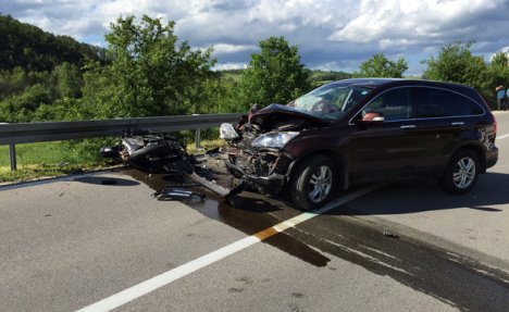 (FOTO) TEŠKA NESREĆA KOD ZAJEČARA: Automobil smrskao motor, motociklista poginuo