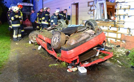 (FOTO) ULETEO AUTOM U KUHINJU: Vozač (18) se zakucao u kuću i poginuo!
