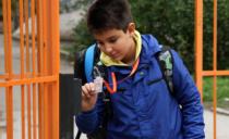 (FOTO) ULJEZI NE MOGU DA PROĐU: U Novom Sadu samo učenici sa ID karticama mogu da uđu u školu