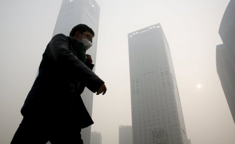 (FOTO) UZBUNA U PEKINGU: Ogromno zagađenje vazduha, ljudi dišu na škrge