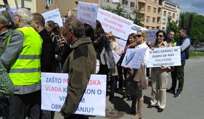 FOTO: V.d. direktora Visoke poslovne stupa na funkciju, deo zaposlenih protestovao