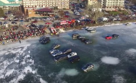 (FOTO, VIDEO) DA, TO JE BILA LOŠA IDEJA: Oni su odlučili da se parkiraju na zaleđenom jezeru
