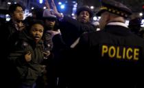(FOTO, VIDEO) KULMINIRAO RASIZAM U SAD: Sukob policije i demonstranata zbog ubistva Afroamerikanca