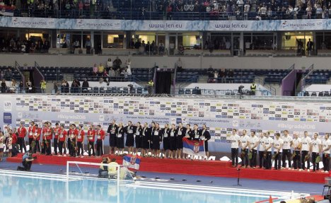 (FOTO, VIDEO) MISTERIJA: Nikome nije jasno zašto su vaterpolisti Crne Gore kasnili na dodelu medalja