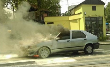 (FOTO) ZASTOJ NA AUTOKOMANDI: Auto izgoreo na šinama