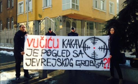 (FOTO) ZBOG DOLASKA VUČIĆA: Protest ispred ambasade Srbije u Sarajevu