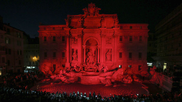 Fontana di Trevi osvetljena u crveno