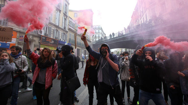 Francuska, demonstranti ponovo na ulicama, otkazani letovi