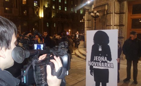 PROTEST ŠIROM SRBIJE #NovinariNeKleče: Vučiću, smeni Gašića, a Stefanović da objasni informacije!