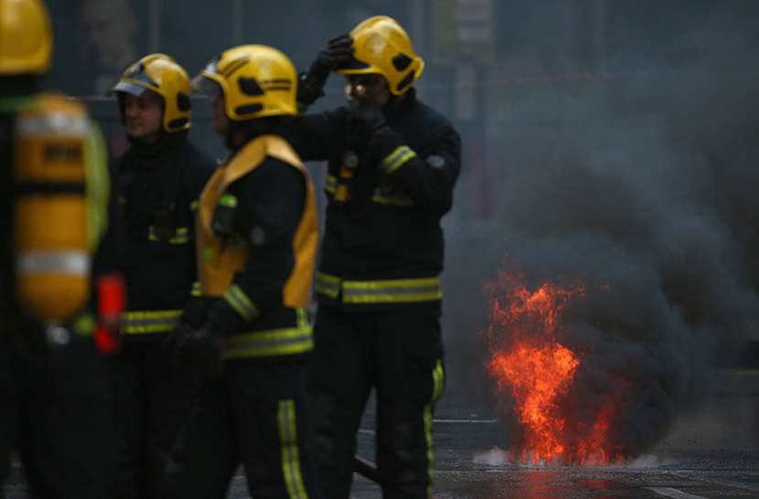 GORI ZGRADA USRED LONDONA: Evakuisano 50 ljudi, 72 vatrogasca gase požar!