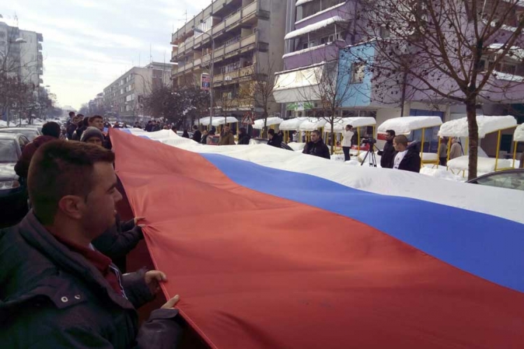 Gradiška: Glavnom ulicom nošena zastava Srpske duga 29 metara