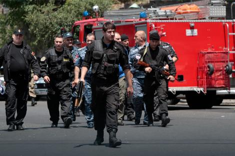 HAOS U JEREVANU Više od 70 osoba povređeno, postavljen ultimatum, pa ubijen policajac