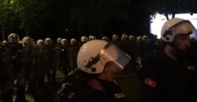 HAOS U PODGORICI: U protestu uhapšeno više osoba, povređeno šest policajaca