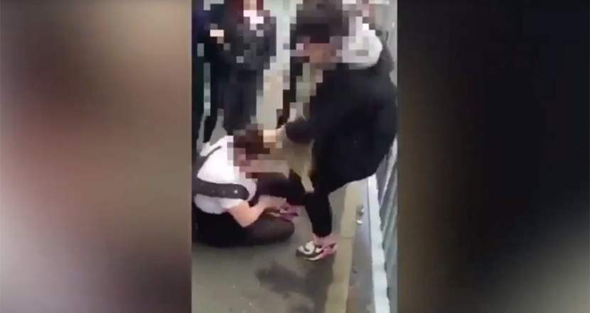 HOROR U ŠKOLI: Učenici brutalno pretukli devojčicu ispred ostalih đaka (UZNEMIRUJUĆI VIDEO)
