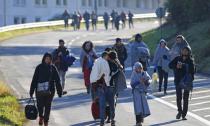 Haos na granici Slovenije i Austrije: Policija se predala, izbeglice peške idu ka Gracu