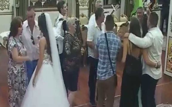 Haos na venčanju u Parovima: Gasttozzova sestra nije htela da poljubi Zoricu! VIDEO