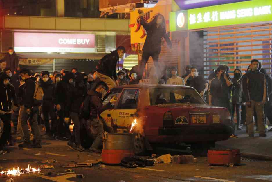 Haos u Hong Kongu: Povređeno 90 policajaca! FOTO