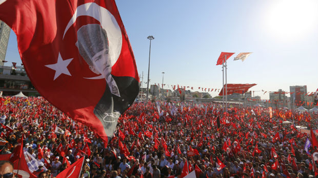 Istanbul, sa zastavama Ataturka protiv vanrednog stanja